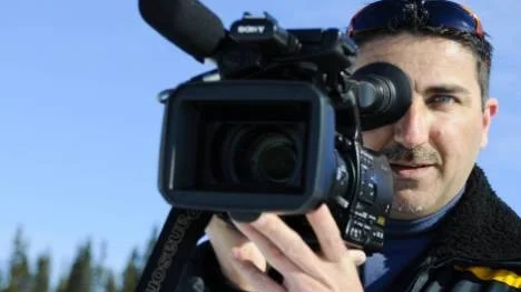 Banktjänstemannen Steve Rutland är också videofilmare. Han dokumenterar Mtarfadelegationen för att sedan sätta ihop en timmes dokumentär.