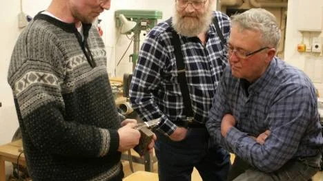Olika material, olika effekter och olika egenskaper. Urban Widman visar Oddbjörn Westerberg och Stefan Holm det skaftmaterial han oftast jobbar med, stabiliserat trä.
