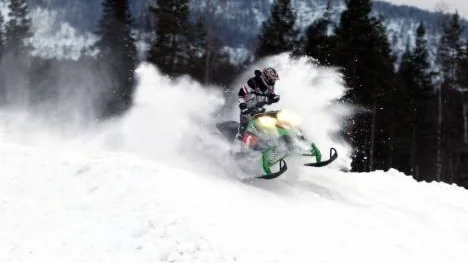 I fredags och lördags byggdes banan och i söndags var det dags att testköra den. Här är det Älvsby motorklubbs Matilda Johansson som gasar sig genom snön. Hon är ett av tre hemmahopp i dam-SM.