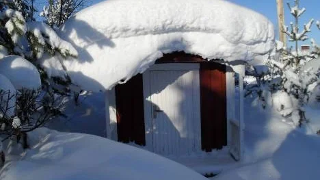 Snön ligger tungt över taken. Bilden är från Trollbäcken, Pitsund.