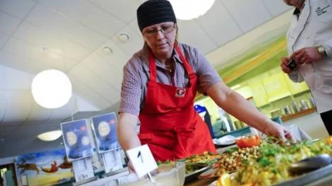 Maria Johansson, kokerska på Ringelskolan, dukar upp rätterna. "Det är roligt att få göra något annat", säger hon.