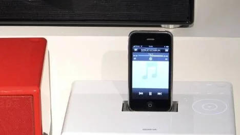 Geneva i olika storlekar med radio och dockningsstation för Iphone. Högblankt är populärt i ljudkretsar.