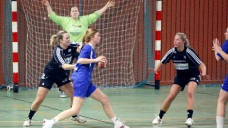 Här tar det stopp för Sundsvall, det ser Sara Cederlund (till vänster) och Jenny Bodmark till. Lillpite vann klart utan att förta sig. Efter en blek första halvleke lossnade det i andra och segersiffrorna skrevs till 24-12.