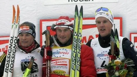 Jesper Modin, längst till höger, på prispallen efter WC-sprinten i Rogla. Petter Northug, i mitten, vann och Tobias Angerer blev tvåa. Nu väntar nya WC-tävlingar för Jesper under Tour de Ski.
