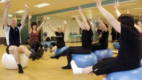 Armar och ben i luften för det här gänget som lärde sig hur man tränar med pilatesboll av instruktören Lars Oscarsen.