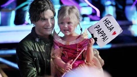 Andreas Johnson var lättad efter att ha knipit en plats i Melodifestivalens final. Här andas han ut med sin dotter Ella.