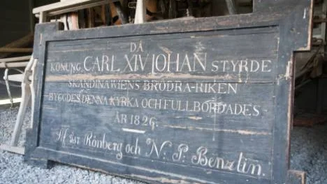Skylten från 1826 års kyrka.