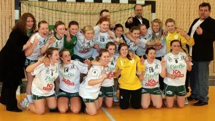 Strömäs A-flickor vann DM-finalen mot Lillpite med 24-22. Båda lagen är klara för UNM i Boden 16-18 april.  Strömnäs segrande lag. Stående från vänster: Susanne Pettersson (tränare), Natalie Johansson, Sofia Simonsson, Sophie Hedlund, Anna Wiklund, Lisa Lundström, Lars Johansson (tränare, skymd), Linnea Bergman, Elin Lindblom, Elin Ingström, Ola Hedlund (tränare), Julia Lundholm, Anna Lundgren, Rijad Hodzic (tränare). Knästående: Julia Lundqvist, Matilda Johansson, Sofie Granberg, Amanda Hodzic, Matilda Wikström, Lina Carlsson, Ida Granberg.