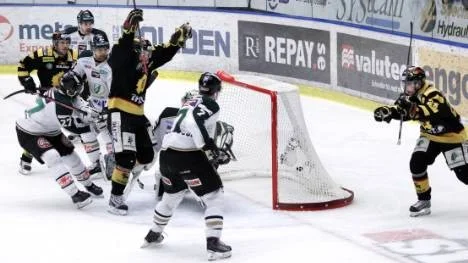 Fredrik Warg prickar in 2-1 till Skellefteå. Ett mål som avgjorde den sjunde och avgörande SM-kvartsfinalen mot Färjestad. Målet kom lite överraskande i power play - hemmalaget har inte spelat bra i numerära överlägen i slutspelet.
