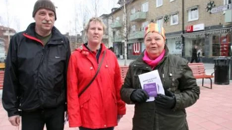 Kenneth Lundström, Pia Wikström och Birgitta Ström delade ut information för att slå hål på myterna kring psykisk ohälsa.