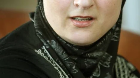 Språkbegåvande Manuela Al-Nwaihi växlar obehindrat mellan arabiska, rumänska, svenska och engelska . "Vi vill skapa någonting bra här i Piteå för oss själva och våra barn".
