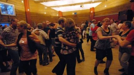Det började lite lugnt men sen blev det tryck i den gamla danslogen. Svetten lackade och logdansstämningen var på topp.