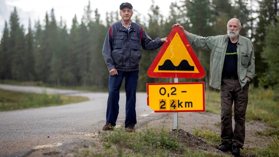 Arga. Kolerborna Tage Johansson och Tord Östling är trötta på den två och en halv mil långa vägen mellan Koler och Åträsk-vägskälet, som är under all kritik. "Det är väl inte meningen att man ska behöva ta vägen över Långträsk för att ta sig till Piteå, den blir över tre mil längre tur och retur", säger Johansson.