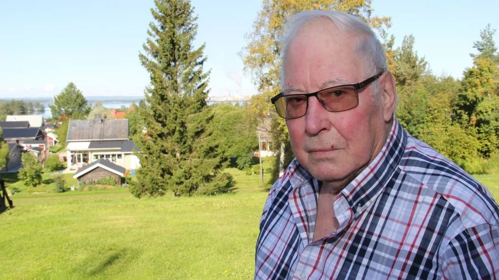 FLYTTAR. Nils Norberg arbetade under många år på Munksunds bogserbåtar, sedan blev det Wirens, och brandman i Piteå. Nu har 85-åringen sålt huset på Tjärngatan för att flytta in till centrum.