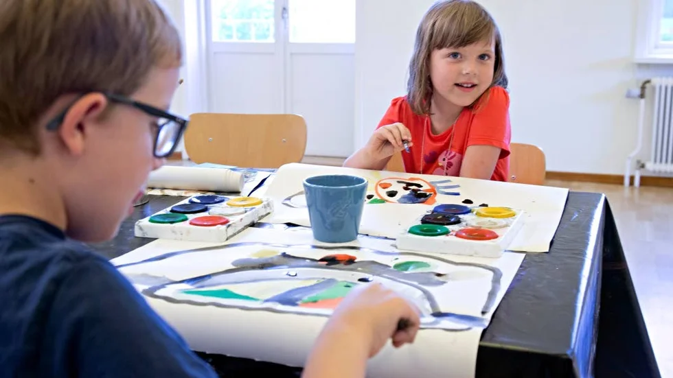 Målande. Syskonen Bröms Algot, 7år, och Lia, 5 år, från Norrfjärden målade stora teckningar med vattenfärg.