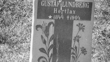 Gustaf Lundberg i Hortlax hette tidigare Lundqvist i efternamn. Han dog 1904 och är gravsatt på kyrkogården i Öjebyn.