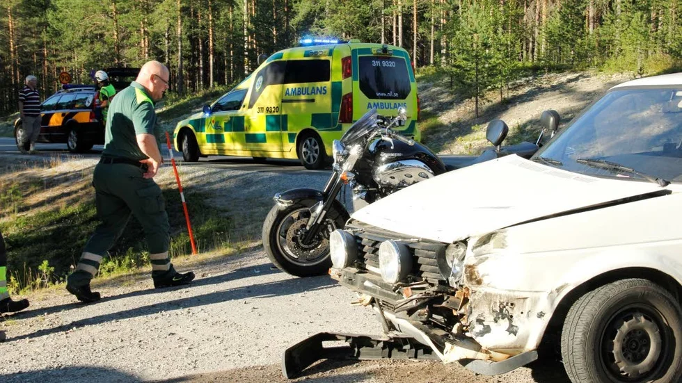 Demolerades. Personbilen demolerades i fronten, föraren chockades och fick föras till sjukhus med ambulans.