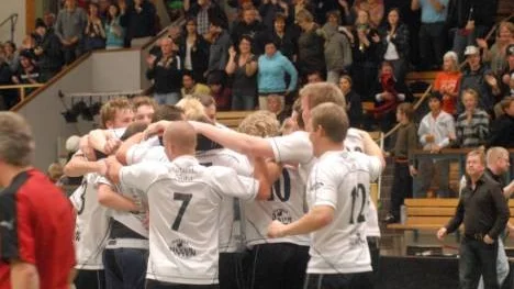 Argentum jublar över segern mot Östersund. Jublar gör också publiken som av Östersundstränaren Jonas Emsjö utnämndes till Argentums sjätte spelare.
