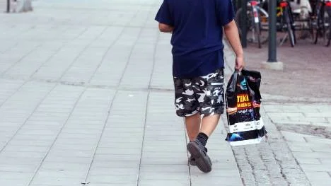 En påse innehållande något tekniskt material syntes i en killhand.