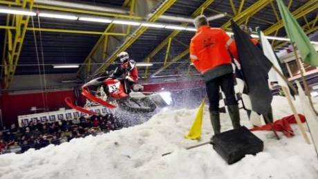 Tom Johansson, från Gargnäs, flyger över mållinjen som vinnare i inomhustävlingen i skotercross i ishallen LF Arena. Han följdes närmast av ytterligare två VM-åkare, Peter Eriksson, Skellefteå och Fredrik Granberg. Fyra blev bäste hemmaåkare, Jonas Wikström, Älvsbyn.