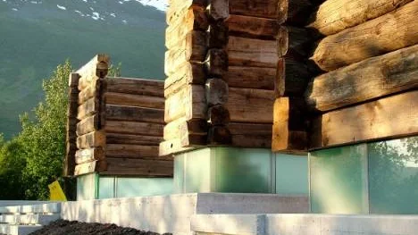 Flydalsjuvet längs en av Norges mest kända vägar, Trollstigen. Arkitekten bakom rastplatsen, Sixten Rahlff, har använt sig gammal norsk timmerteknik, något som inte alla har tyckt om.