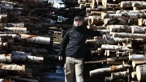 Tidigare har virke lossats på Haraholmen. I går lastades massaved från Fyrkanten för export till Finland. "Vi har en kö med skogsägare som via oss vill sälja virket utomlands och få bättre betalt" säger Mats Öberg, produktionschef på Skogssällskapet.