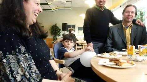 Stina Eriksson, från Irak, sonen Mikael fem år och maken Thomas Eriksson (i gul skjorta) hade trevligt tillsammans med bland andra Arf Dillimisson, också från Irak. "Arf har hjälpt till jättemycket med att anordna det här" berättade Stina som tyckte kvällen var perfekt.