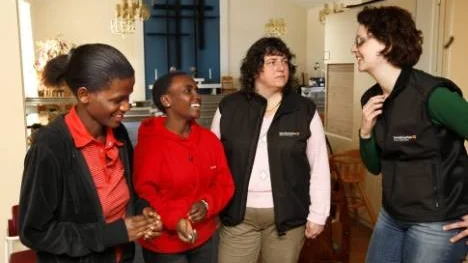 Domina Byamungu och Alinda Balami besökte bönhuset i Blåsmark på tisdagen tillsammans med Karin Westerlund och Christiane Rödder (längst t h) från Hortlax församling.