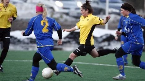 Laura Kane laddar för skott. Hon blev också bli matchvinnare för Infjärden i sin första match i Sverige.