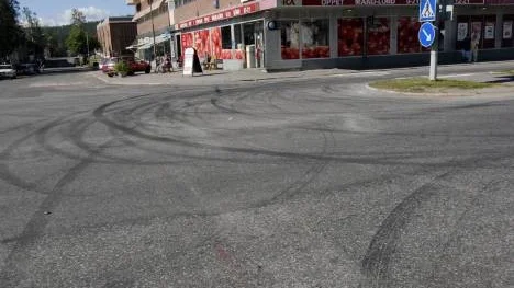Tydliga tecken på Storgatan i centrala Arvidsjaur visar hur bilburna ungdomar "bränt däck" när de nattetid snurrat runt i centrum