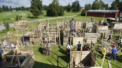 Från tisdag till fredag i veckan pågår det traditionella Kojbyggarlägret vid IOGT-huset, på Gotis i Öjebyn. I år är 90 barn inskrivna på lägret, de flesta från Piteå, och sammanlagt ska 23 kojor snickras ihop.
