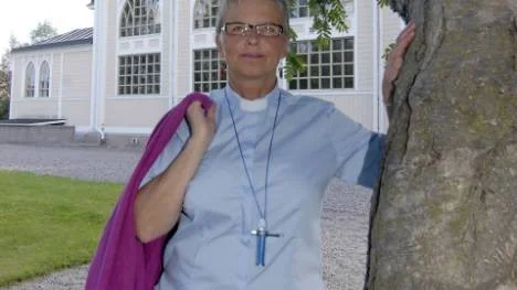 Inger Boman är efter sin hjärtoperation och sjukskrivning sedan en tid tillbaka i tjänst inom Arvidsjaurs församling. Men hon har numera bytt ut kyrkoherderollen mot att verka som komminister. "Jag mår jättebra och det känns kul att vara tillbaka och få träffa församlingsborna igen", säger hon.