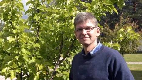 Lars-Martin Nygren, komminister i Arvidsjaur, reser inom kort till konfliktområdet på västbanken där han i tre månder ska verka som följeslagare med uppgift att om möjligt bidra till att dämpa spänningarna i området och bland annat ge moraliskt stöd och hopp åt de krafter som verkar för en fredlig lösning.