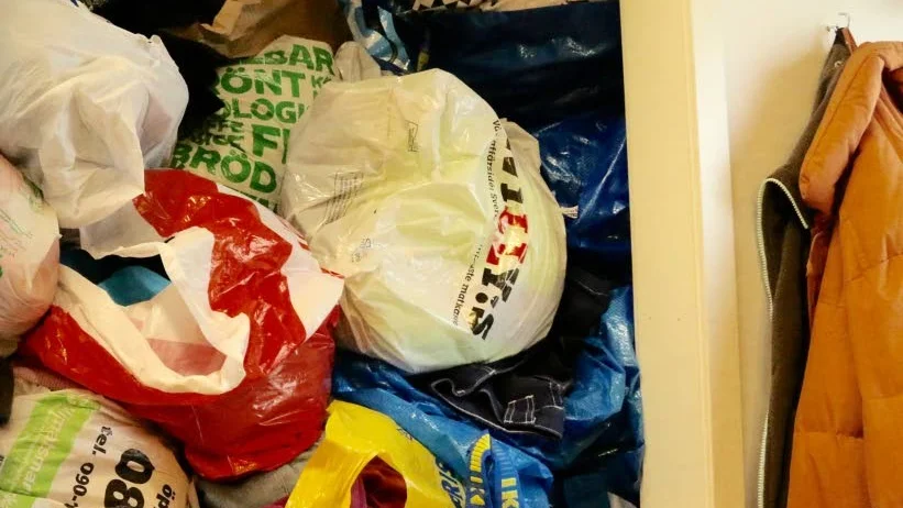 Fullt överallt. Särskilt kläder får man in i mängder och långt ifrån allt hinner man som synes med att sortera direkt.