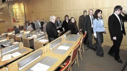 Hela opposition tågade ut ur sessionssalen och upp på läktaren i protest när den socialdemokratiska majoriteten drev igenom vårdplatsnedläggningen.