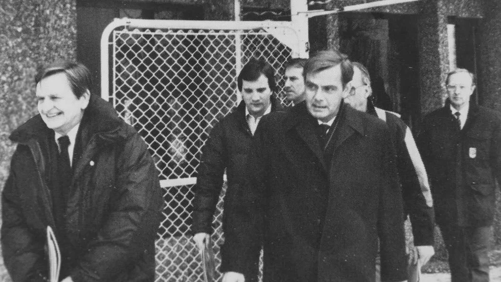 I PALMES FOTSPÅR. Stefan Löfven (i mitten på bilden) borde följa i Olof Palmes regionalpolitiska fotspår. Bilden togs i samband med Palmes besök hos Hägglunds i Örnsköldsvik 1985.