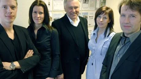Mäklarhusets personal ser det nya mäklarbolaget som en spännande nystart för verksamheten som i och med samarbetet med Länsförsäkringar får större muskler att växa. Från vänster: Rickard Palo, Therese Stenmark, Lars Bergdahl, Cecilia Hallberg och Länsförsäkringars vd Kjell Lindfors.