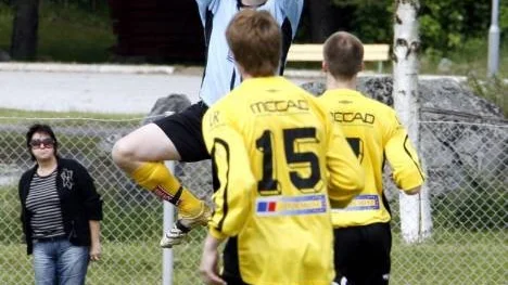 Richard Nordlund, Infjärden, går till väders. Han är en av tre målvakter som är kandidater till titeln bäste målvakt i serien. I helgen kan Infjärden säkra nytt kontrakt iserien. (Arkivbild)