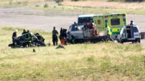 Räddningsperonalen var snabbt framme vid den kraschade dragracingbilen för att undsätta Umebon Håkan Lundgren.