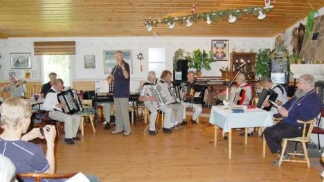 Avslutningskonsert och gudstjänst i ett. Spelmän från både Norge och Sverige stod för musiken på söndagen.