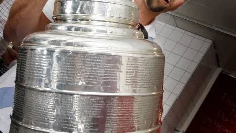 Han har alltid gillat att buckla på motståndare framför målet - och belöningen för det trägna arbetet finns ingraverat fyra gånger om på den väldiga Stanley cup-trofén.