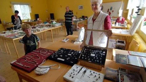 Ami Dahlberg deltar i Silvervägsveckan med att sälja sina smycken gjorda av sten från området. Emil Lundgren, till höger. från Piteå besökte loppmarknaden och fyndade.