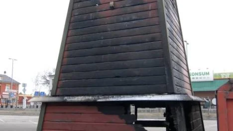 Ett exempel på skadegörelse i Arvidsjaur. I våras satte någon eld på klockstapeln på torget. (Arkivbild).