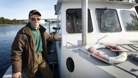 Nu är Roland Karlssons fiskebåt till salu. Hon är en finskbyggd häcktrålare byggd 1978 och fullt utrustad för löj- och strömmingsfiske. "En mycket flexibel båt", säger Roland. Han hade en spekulant på båten, en Pitebo som skulle efterträda honom. Men den tilltänkte efterträdaren fick inte yrkesfiskelicens.