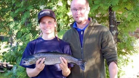 Helena Andersson och Ulf Tengman fick under fredagen en öring på 1,7 kilo. Det var Helena som drog upp den.