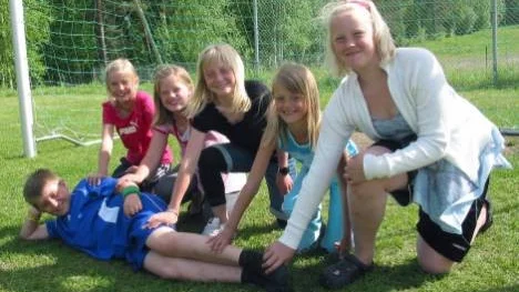 Fem tjejer ingår i de tre syskonpar som ska spela för Vidsel IK på SummerGames. "Tur för er killar att ni har oss", säger Lovisa Vesterlund (längst till vänster) till storebror Petter Vesterlund, som förstås håller med. Övriga VIK:are från vänster: Emma och Erika Berglund samt Ida och Sofia Lundh.