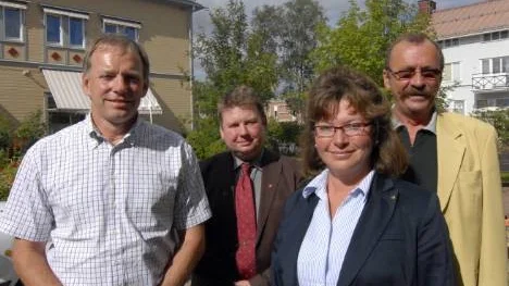- Vi är oerhört glada över Vattenfalls beslut att utöka sin verksamhet och nyanställa sex personer här i Arvidsjaur. Det säger Arvidsjaurs kommunalråd Jerry Johansson, här tillsammans med näringslivschef Kenneth Eklund  och de båda Vattenfallsrepresentanterna Alf Enqvist och Erika Hedenstedt Appelgren.