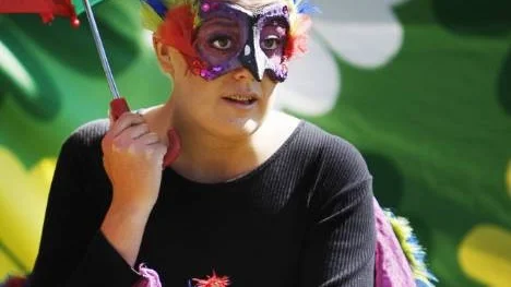Fru Fågel (Sofia Hedqvist) gillar inte regn och tycker illa om Regnmolnstret.