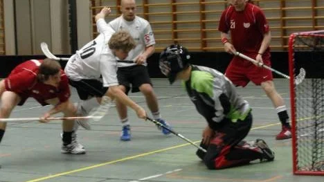 Det blev en riktig målfest  när Argentum förlorade hemmapremiären mot Sandåkern. Magnus Ranberg var en av hemmalagets bästa och blev tremålsskytt i matchen. Här är farligt framme vid motståndarmålet. Bakom syns Raymond Westerlund som också tillhörde målskyttarna.