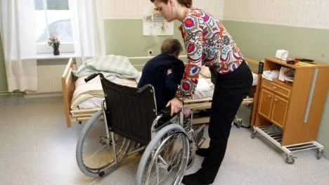 ... dessutom sänka skatten för pensionärerna och göra en satsning på trygghet och välfärd genom höjd sjukpenning och höjda barnbidrag.